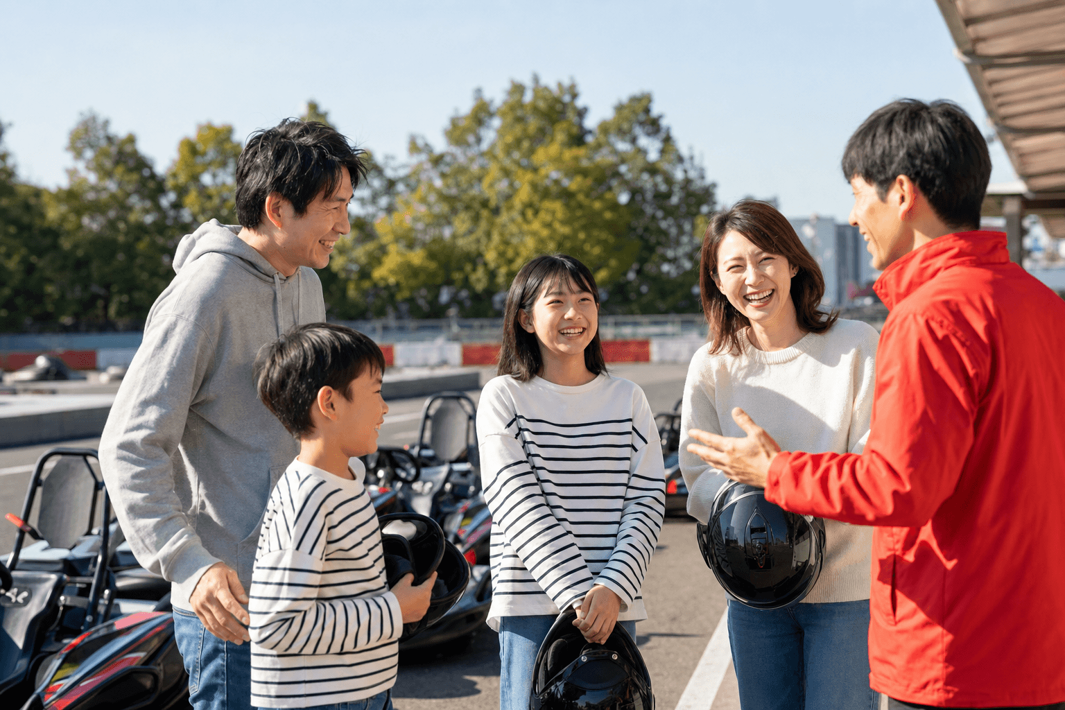 スタッフと一緒にカートを楽しむ家族